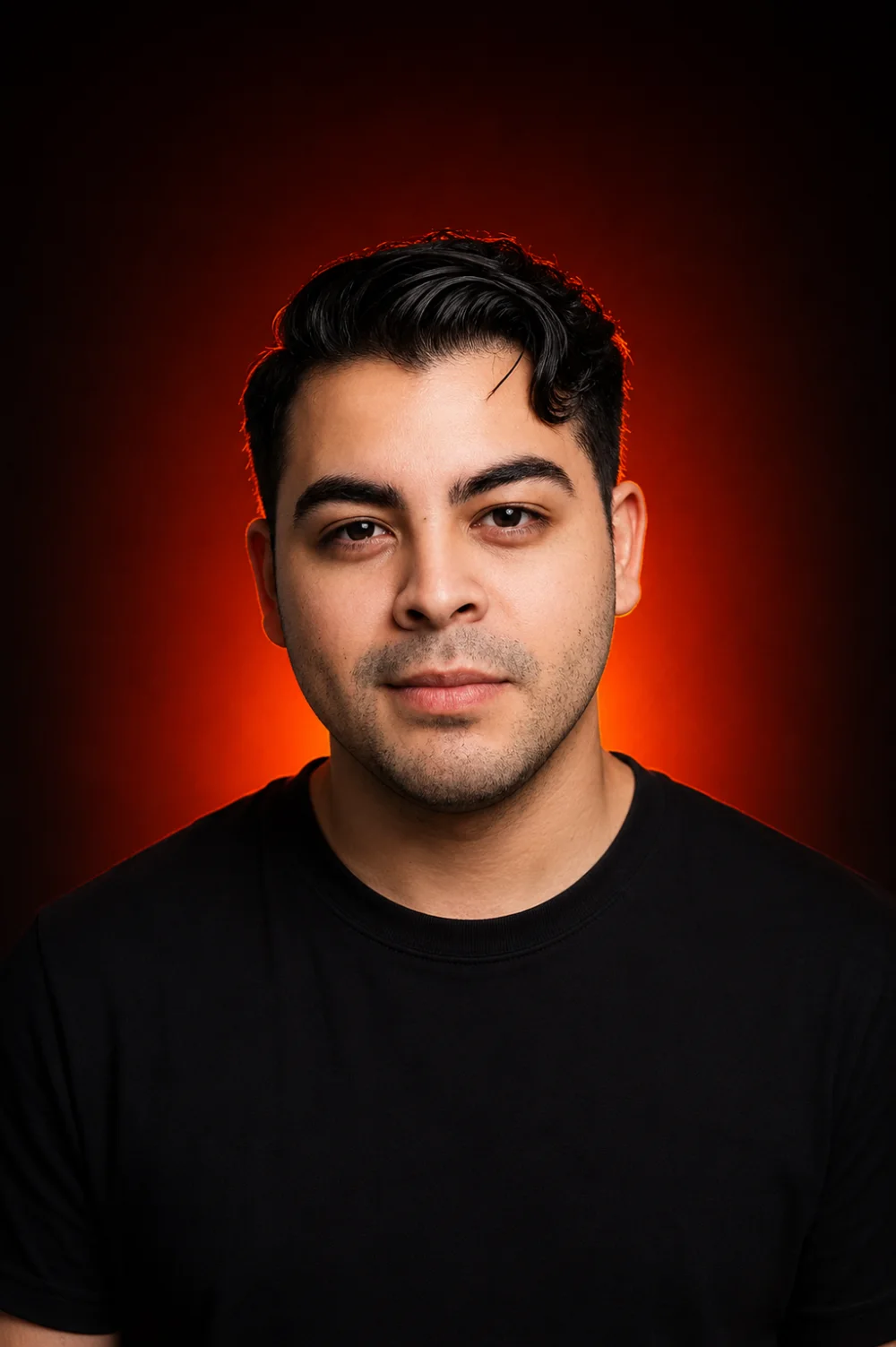 Retrato de Miguel Ramírez con luz naranja
